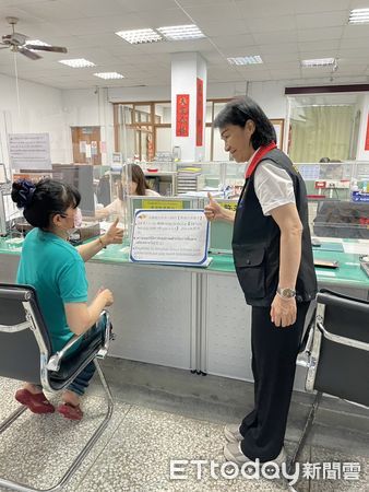 ▲▼友善圖卡內容分為三大類及三個主要移民較為多族群，涵蓋最常見的洽公需求。（圖／花蓮縣政府提供，下同）