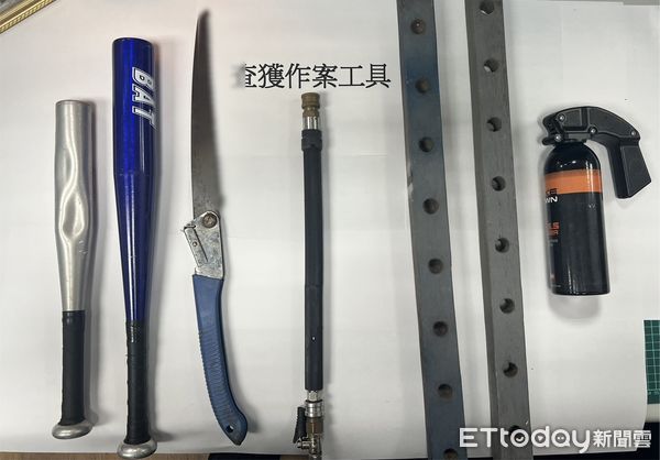 ▲▼涉案的吳男等6人被警方逮捕，起獲犯案工具等物             。（圖／記者陳以昇翻攝）