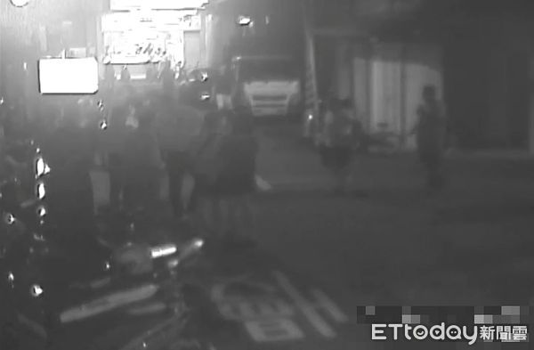 ▲吳男與游男為了巷內畫設人行道持不同意見，在會勘時爆發推擠。（圖／記者陸運陞翻攝）