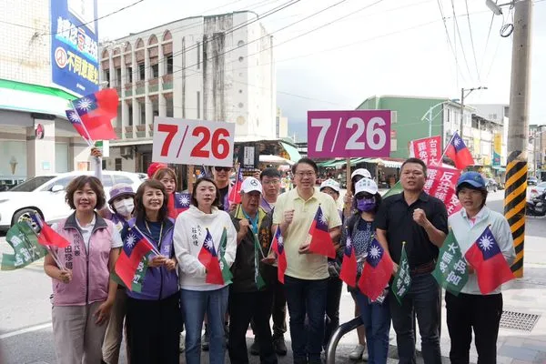 ▲▼民進黨秘書長林右昌今日與花蓮多位黨公職一同前往花蓮吉安三角市場進行掃街。（圖／民進黨提供）