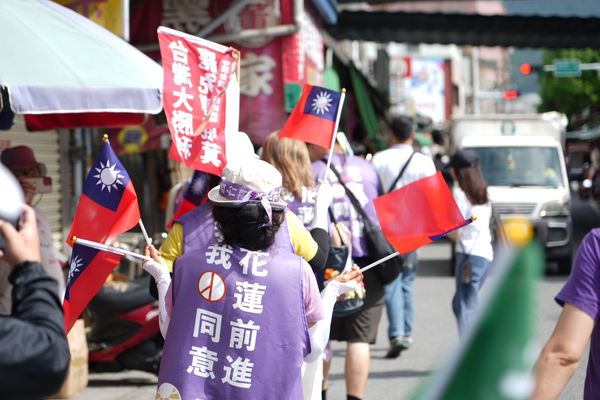 ▲▼民進黨秘書長林右昌今日與花蓮多位黨公職一同前往花蓮吉安三角市場進行掃街。（圖／民進黨提供）