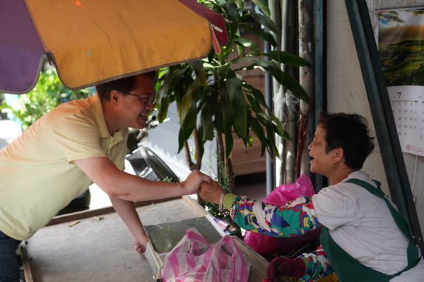 ▲▼民進黨秘書長林右昌今日與花蓮多位黨公職一同前往花蓮吉安三角市場進行掃街。（圖／民進黨提供）