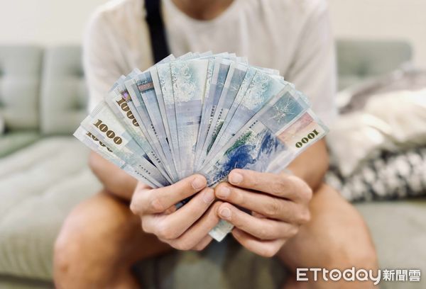 ▲▼薪水,發薪,領錢,存款,千鈔,鈔票,有錢人,財富自由,上班族,房租,租金,房東,房客,貸款。（示意圖／記者鄺郁庭攝）
