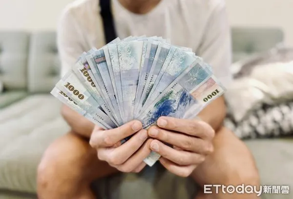 ▲▼薪水,發薪,領錢,存款,千鈔,鈔票,有錢人,財富自由,上班族,房租,租金,房東,房客,貸款。（示意圖／記者鄺郁庭攝）