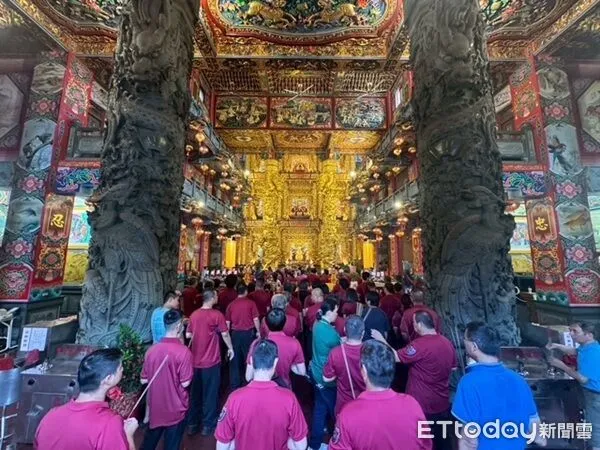 ▲在火德星君誕辰即將到來，桃園市政府消防局第三大隊大隊長吳家豪率領有關單位虔誠參拜。（圖／記者楊熾興翻攝）