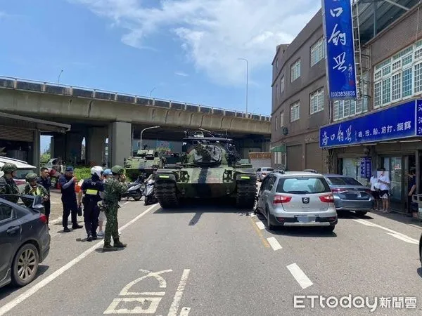 ▲一輛陸軍CＭ-11重型戰車由台61線橋下道路起步時，不慎跨越行車分向線擦撞對向停等之自小客車。（圖／大園警分局提供）
