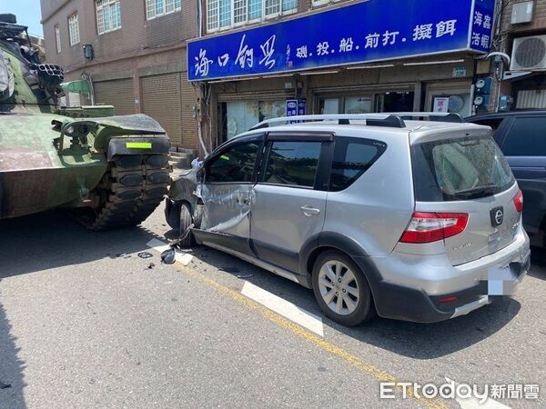 ▲▼自小客車左側車頭毀損，現場無人受傷。（圖／大園警分局提供）