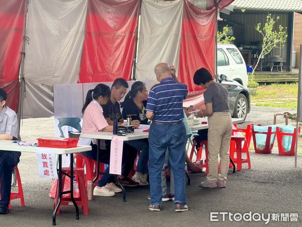 ▲罷免陳玉鈴案領銜人蔡宜助今天上午完成投票，途中遭遇傾倒樹木阻路。（圖／罷免陳玉鈴團體提供）