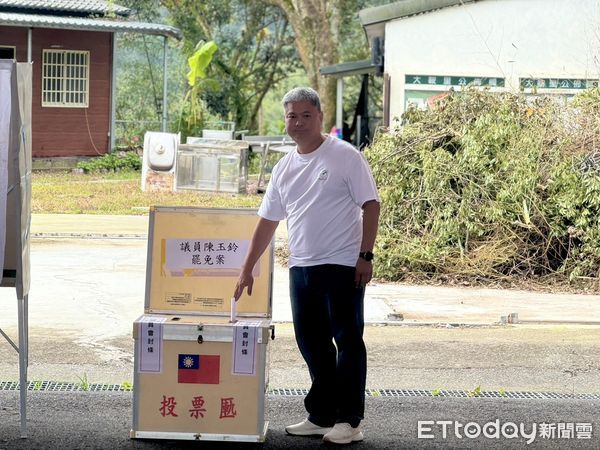 ▲罷免陳玉鈴案領銜人蔡宜助今天上午完成投票，途中遭遇傾倒樹木阻路。（圖／罷免陳玉鈴團體提供）