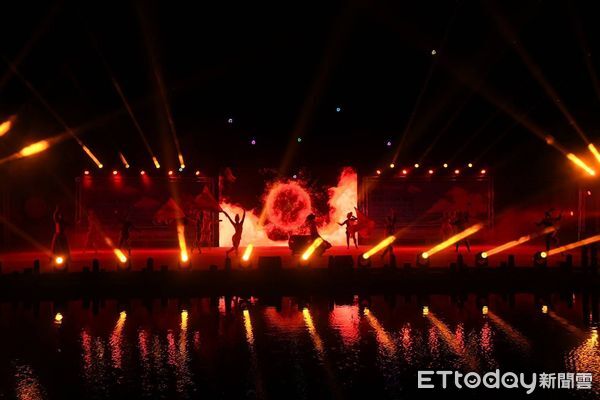 ▲▼花蓮FUN暑假活動開幕晚會，花蓮縣長徐榛蔚偕同立法委員傅崐萁等貴賓共同揭開序幕。（圖／花蓮縣政府提供，下同）