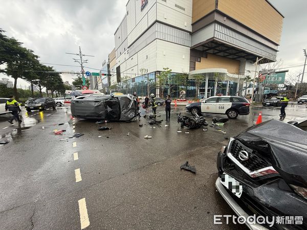 ▲台中市區暴雨，環中路傳車禍，男騎士腳斷送醫。（圖／記者游瓊華攝）