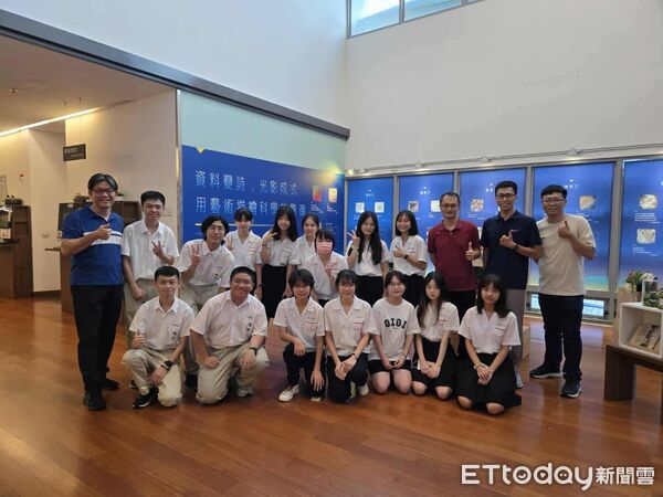 ▲雄中跟雄女跨校合作，在大東藝術中心展開           。（圖／記者吳奕靖翻攝）