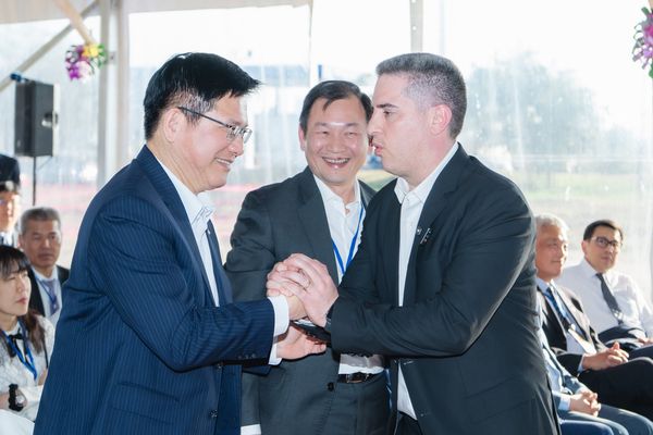 ▲▼外交部長林佳龍和巴拉圭資通訊科技部畢亞德(Gustavo Villate)部長共同視察台巴科技大學（UPTP）預定校區。（圖／翻攝林佳龍臉書）