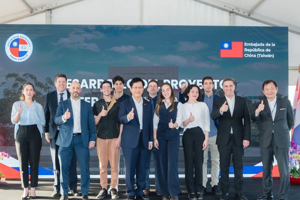 ▲▼外交部長林佳龍和巴拉圭資通訊科技部畢亞德(Gustavo Villate)部長共同視察台巴科技大學（UPTP）預定校區。（圖／翻攝林佳龍臉書）
