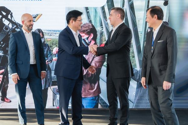 ▲▼外交部長林佳龍和巴拉圭資通訊科技部畢亞德(Gustavo Villate)部長共同視察台巴科技大學（UPTP）預定校區。（圖／翻攝林佳龍臉書）