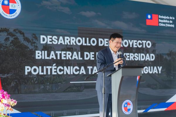 ▲▼外交部長林佳龍和巴拉圭資通訊科技部畢亞德(Gustavo Villate)部長共同視察台巴科技大學（UPTP）預定校區。（圖／翻攝林佳龍臉書）