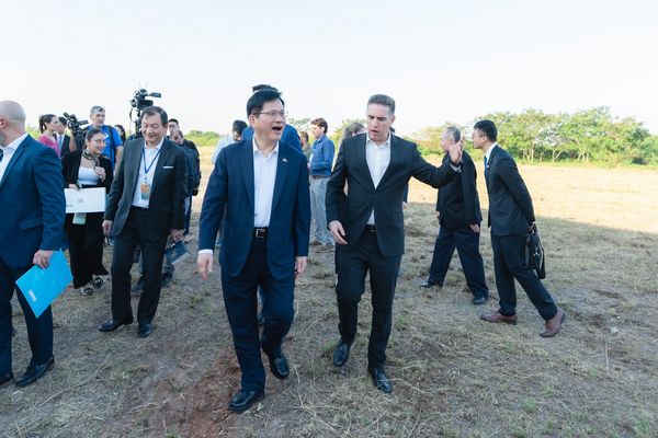 ▲▼外交部長林佳龍和巴拉圭資通訊科技部畢亞德(Gustavo Villate)部長共同視察台巴科技大學（UPTP）預定校區。（圖／翻攝林佳龍臉書）
