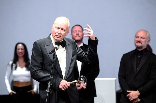 ▲74歲瑞典影帝史戴倫史卡斯嘉（Stellan Skarsgård）於第59屆捷克卡羅維瓦利國際影展榮獲水晶球獎。（圖／海鵬影業提供）