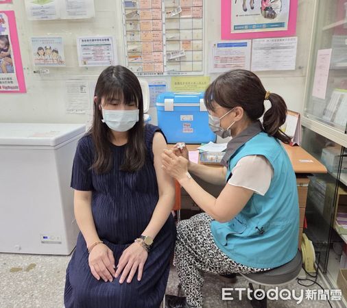 ▲▼醫護向孕婦宣導接種RSV疫苗是有效預防新生兒感染呼吸道融合病毒的最佳策略。（圖／花蓮衛生局提供，下同）