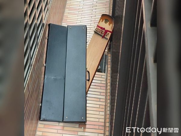 ▲▼惡鄰無極限！朝樓下民宅丟古箏、不明物體。（圖／記者許宥孺翻攝）