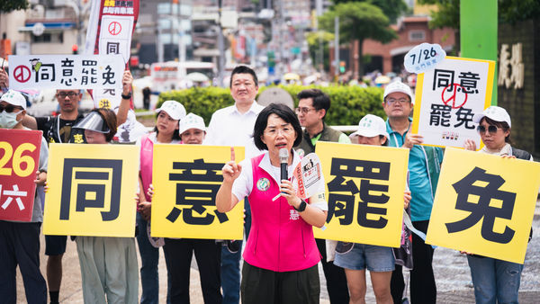 ▲▼民進黨新北市黨部主委、立委蘇巧慧和在地新北市議員鄭宇恩今（13）日共同出席公民團體「守護淡水大遊行」活動，隨後與民進黨副秘書長何博文、新北市議員卓冠廷一同在街頭宣講。（圖／民進黨新北市黨部提供）