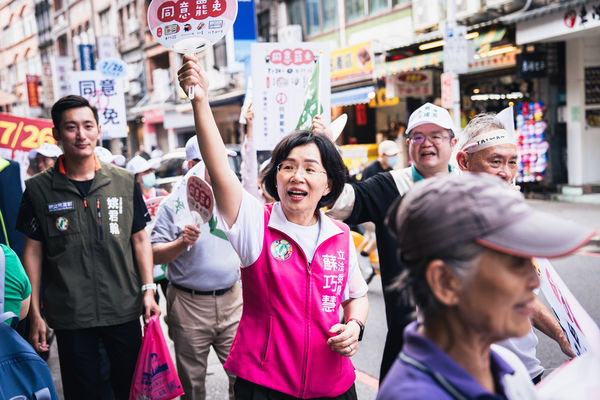 ▲▼民進黨新北市黨部主委、立委蘇巧慧和在地新北市議員鄭宇恩今（13）日共同出席公民團體「守護淡水大遊行」活動，隨後與民進黨副秘書長何博文、新北市議員卓冠廷一同在街頭宣講。（圖／民進黨新北市黨部提供）
