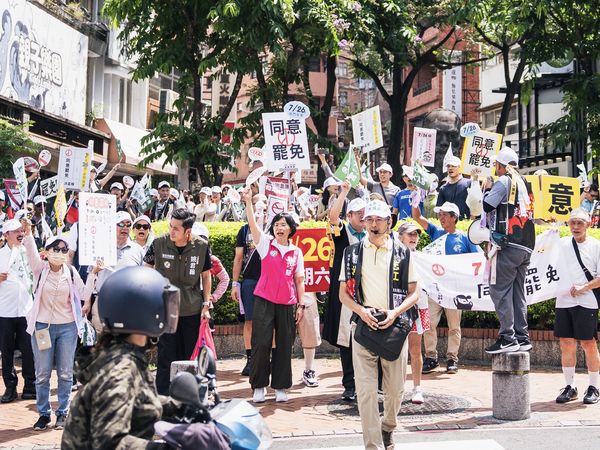 ▲▼民進黨新北市黨部主委、立委蘇巧慧和在地新北市議員鄭宇恩今（13）日共同出席公民團體「守護淡水大遊行」活動，隨後與民進黨副秘書長何博文、新北市議員卓冠廷一同在街頭宣講。（圖／民進黨新北市黨部提供）