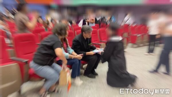 ▲王姓女畢業生向副市長李懷仁下跪陳情        。（圖／民眾提供）