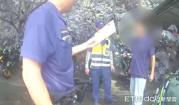 ▲張男騎改裝機車直接闖越臨檢站，警方循線查獲另發現懸掛偽造車牌。（圖／記者陸運陞翻攝）