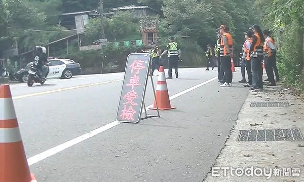 ▲張男騎改裝機車直接闖越臨檢站，警方循線查獲另發現懸掛偽造車牌。（圖／記者陸運陞翻攝）