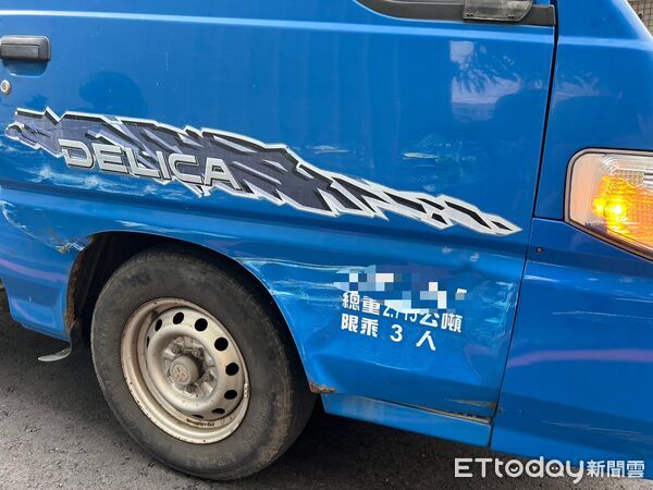 ▲吳姓男子停車忘了拉手剎車，導致自小貨車滑行後急奔徒手拉車企圖阻止滑動，自己腳踝不慎遭輾傷自行就醫。（記者林東良翻攝，下同）