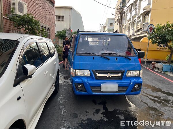▲吳姓男子停車忘了拉手剎車，導致自小貨車滑行後急奔徒手拉車企圖阻止滑動，自己腳踝不慎遭輾傷自行就醫。（記者林東良翻攝，下同）