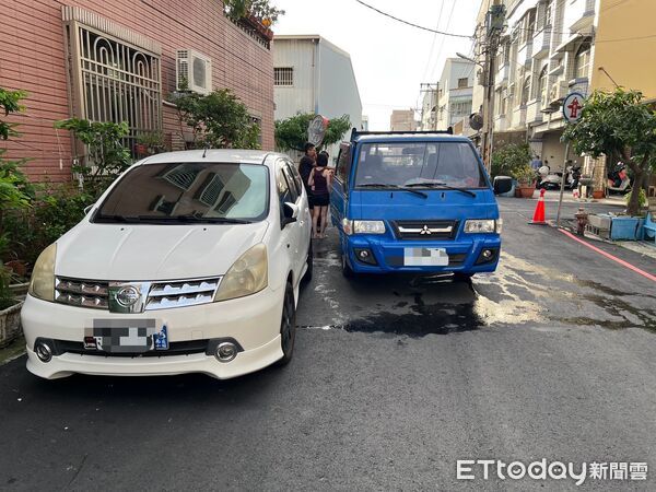 ▲吳姓男子停車忘了拉手剎車，導致自小貨車滑行後急奔徒手拉車企圖阻止滑動，自己腳踝不慎遭輾傷自行就醫。（記者林東良翻攝，下同）