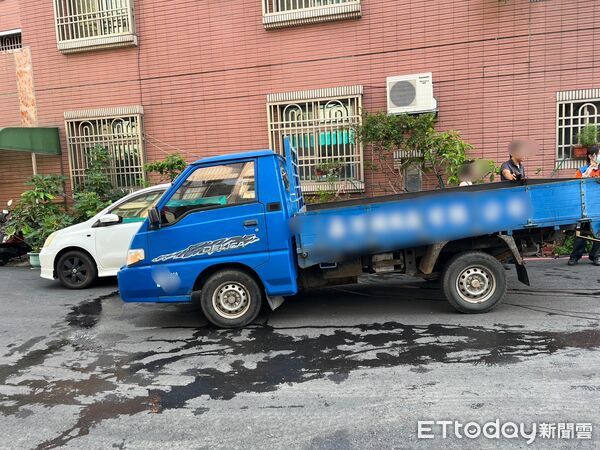 ▲吳姓男子停車忘了拉手剎車，導致自小貨車滑行後急奔徒手拉車企圖阻止滑動，自己腳踝不慎遭輾傷自行就醫。（記者林東良翻攝，下同）