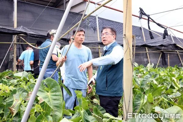 ▲台南市長黃偉哲赴七股西寮了解災後通訊與道路狀況，現場指示加速改善。（記者林東良翻攝，下同）