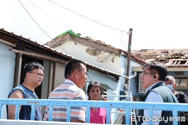 ▲台南市長黃偉哲赴七股西寮了解災後通訊與道路狀況，現場指示加速改善。（記者林東良翻攝，下同）