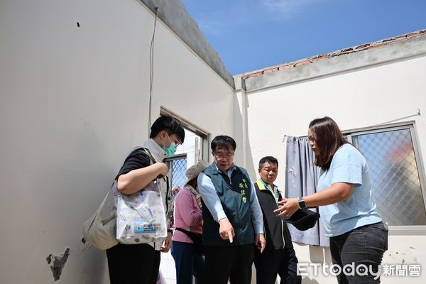 ▲台南市長黃偉哲赴七股西寮了解災後通訊與道路狀況，現場指示加速改善。（記者林東良翻攝，下同）