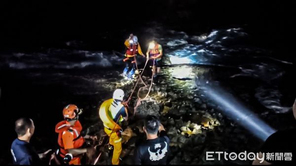 ▲海巡署第八巡防區指揮部恆春貓鼻頭公園前方礁岩救援。（圖／第八巡防區指揮部提供）