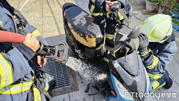 ▲▼    屋主電動車充電引爆炸，居民驚恐報案         。（圖／記者林名揚翻攝）