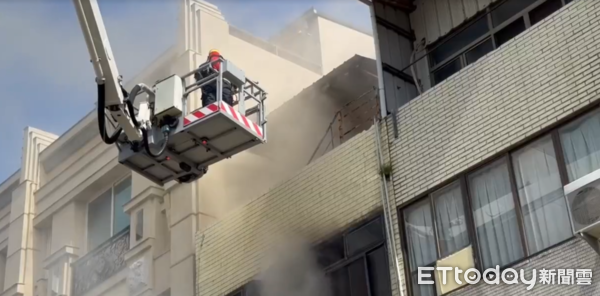 ▲▼            彰化民宅火警，2人一度受困頂樓。（圖／記者唐詠絮翻攝，下同）