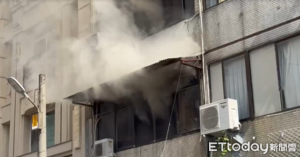 ▲▼            彰化民宅火警，2人一度受困頂樓。（圖／記者唐詠絮翻攝，下同）