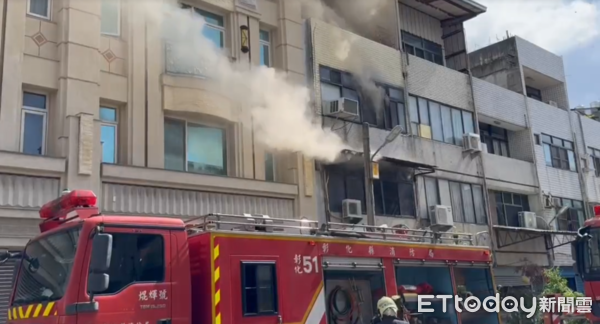 ▲▼            彰化民宅火警，2人一度受困頂樓。（圖／記者唐詠絮翻攝，下同）
