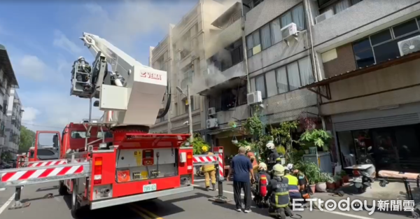 ▲▼            彰化民宅火警，2人一度受困頂樓。（圖／記者唐詠絮翻攝，下同）