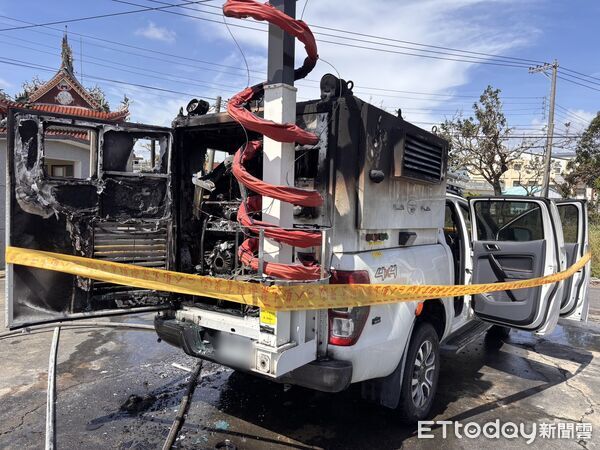 ▲台南鹽水區永安宮前一輛通訊車突起火，警消人員迅速撲滅火勢。（記者林東良翻攝，下同）
