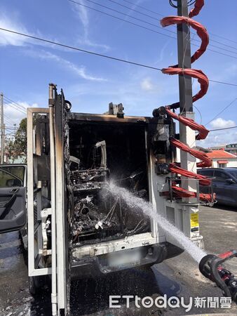 ▲台南鹽水區永安宮前一輛通訊車突起火，警消人員迅速撲滅火勢。（記者林東良翻攝，下同）