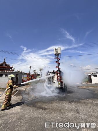 ▲台南鹽水區永安宮前一輛通訊車突起火，警消人員迅速撲滅火勢。（記者林東良翻攝，下同）