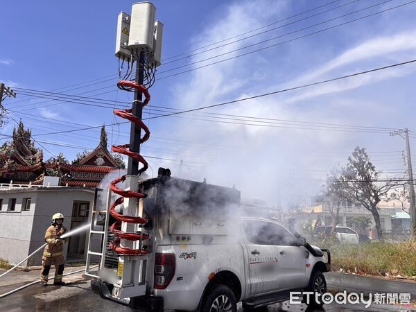 ▲台南鹽水區永安宮前一輛通訊車突起火，警消人員迅速撲滅火勢。（記者林東良翻攝，下同）