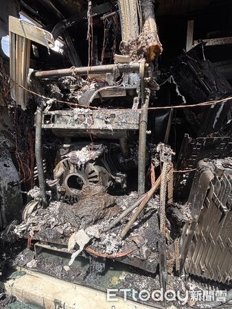 ▲台南鹽水區永安宮前一輛通訊車突起火，警消人員迅速撲滅火勢。（記者林東良翻攝，下同）