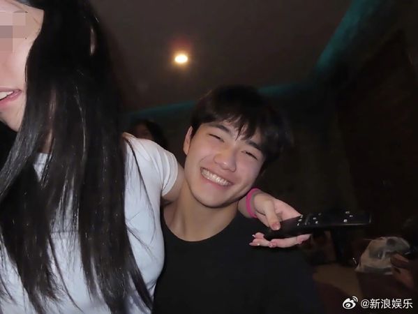 ▲▼曹格16歲兒認愛！「嘟嘴向女友索吻」放閃照曝光。（圖／翻攝自微博／新浪娛樂）