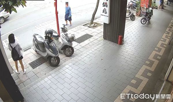 ▲李男持刀在路上閒晃，嚇壞正在等公車的女學生。（圖／記者陸運陞翻攝）